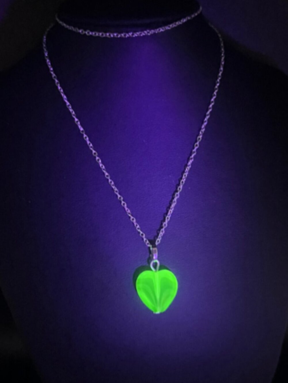 Handmade Uranium Glass Green Heart Pendant Necklace UV Reactive Silver - Picture 5 of 8